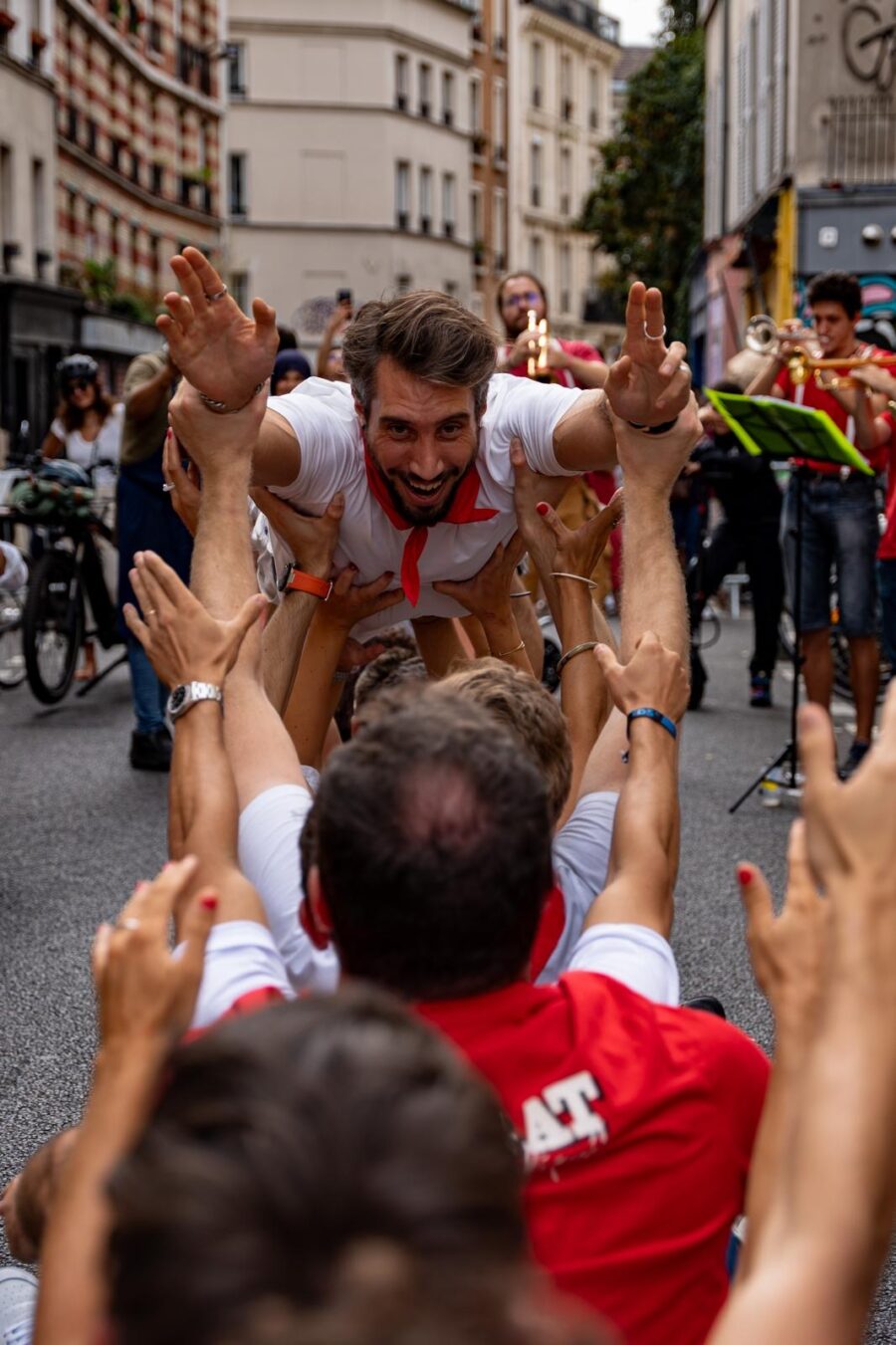 Feria 2026 : la rue de la Fontaine-au-Roi se met aux couleurs du Sud !